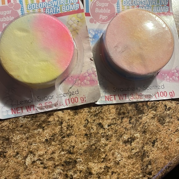 Like new $5 sugar Bubble pop color swirling bath bombs - Picture 4 of 7